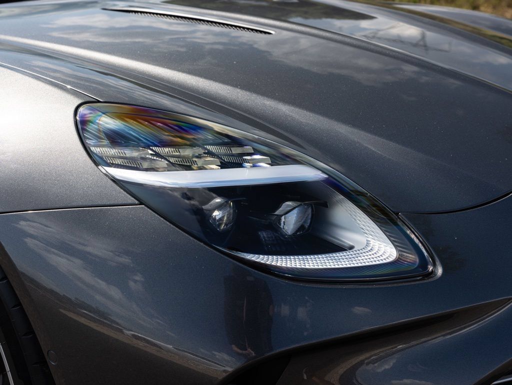 Used 2025 Aston Martin V8 Vantage Coupe RWD image 17