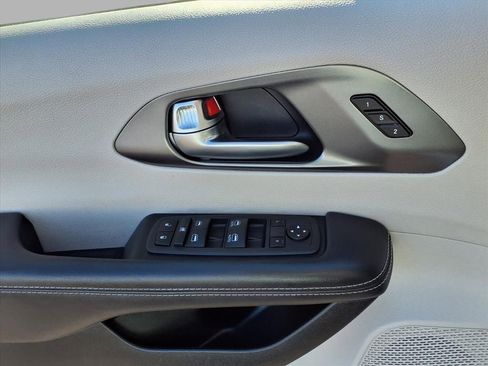 Used 2024 Chrysler Pacifica Touring-L image 17