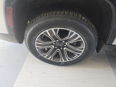 Used 2024 Jeep Wagoneer L Series II w/ Flexible Seating Group image 9