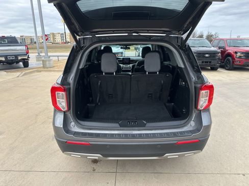 Used 2022 Ford Explorer XLT w/ Equipment Group 202A image 5