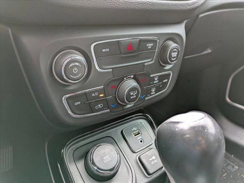 Used 2018 Jeep Compass Limited w/ Navigation Group image 11