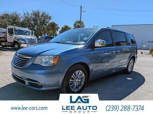Used 2011 Chrysler Town & Country Limited image 6