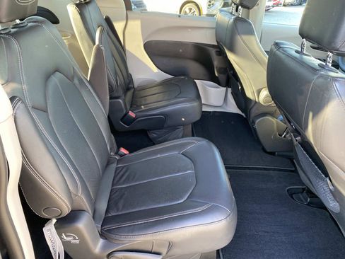 Certified 2022 Chrysler Pacifica Touring-L image 22