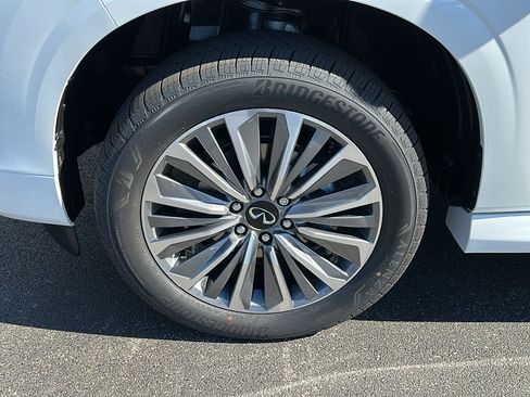 New 2025 INFINITI QX80 Sensory image 3