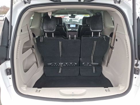 Used 2024 Chrysler Pacifica Touring-L image 27