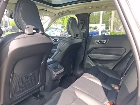 Used 2022 Volvo XC60 B5 Momentum w/ Protection Package Premier FWD image 7
