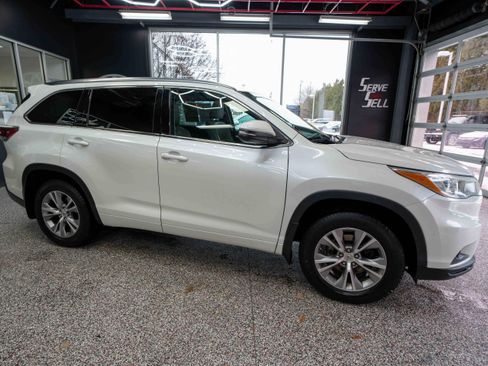 Used 2015 Toyota Highlander XLE image 5