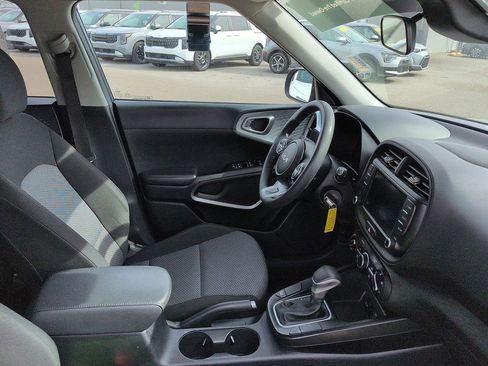 Used 2023 Kia Soul LX w/ LX Technology Package image 7