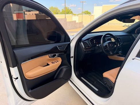 Used 2018 Volvo XC90 T6 Momentum w/ Momentum Plus Package AWD/4WD image 9