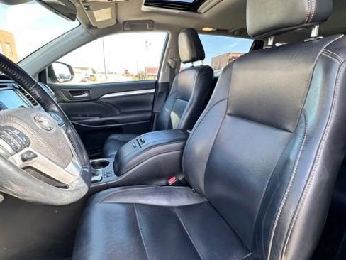 Used 2017 Toyota Highlander XLE image 24