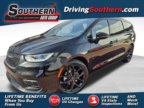 Used 2025 Chrysler Pacifica Limited FWD image 1