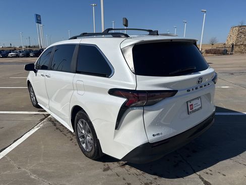 Used 2025 Toyota Sienna XLE image 5