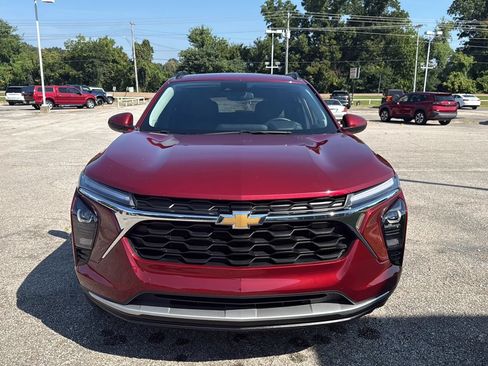 Used 2025 Chevrolet Trax LT w/ LT Convenience Package FWD image 8