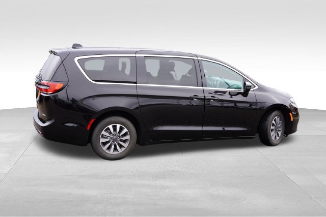 Certified 2024 Chrysler Pacifica Limited FWD image 4
