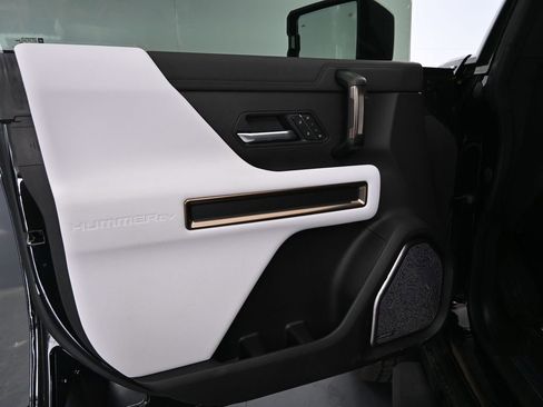 New 2025 GMC Hummer EV 2X w/ LPO, Dark Essentials Package image 17
