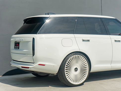 Used 2025 Land Rover Range Rover SE image 33