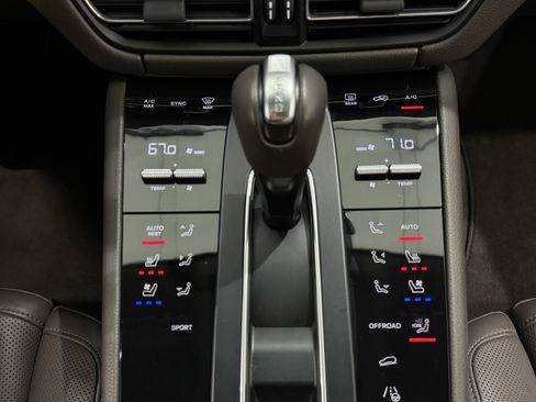 Certified 2023 Porsche Macan image 40