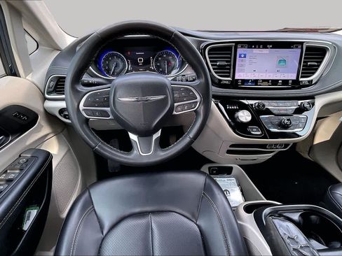 Used 2023 Chrysler Pacifica Touring-L FWD image 6