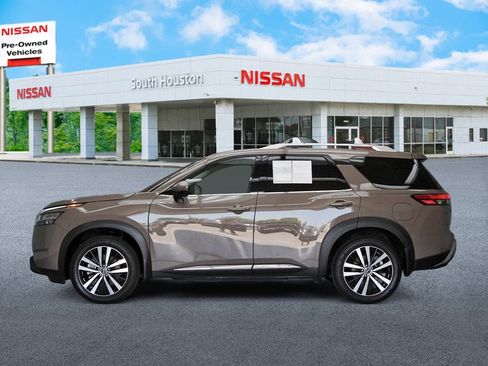 Used 2024 Nissan Pathfinder Platinum FWD image 3