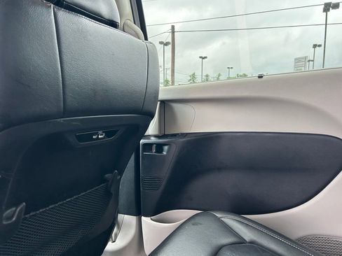 Used 2022 Chrysler Pacifica Touring-L FWD image 29
