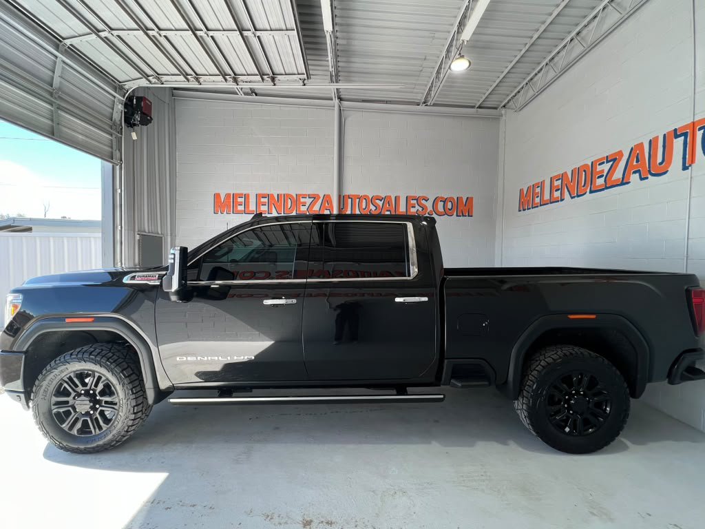 Used 2022 GMC Sierra 2500 Denali w/ Denali Black Diamond Edition AWD/4WD image 2