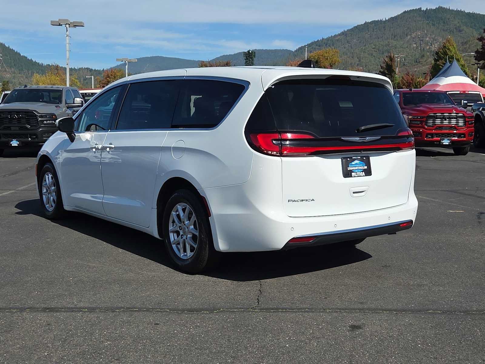Used 2023 Chrysler Pacifica Touring-L FWD image 12
