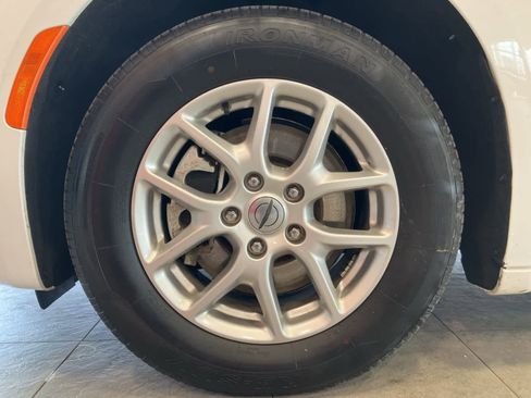 Used 2024 Chrysler Voyager LX image 9