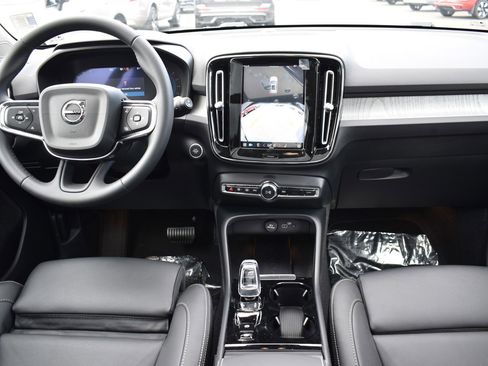 Certified 2024 Volvo XC40 B5 Ultimate w/ Protection Package Premier image 5