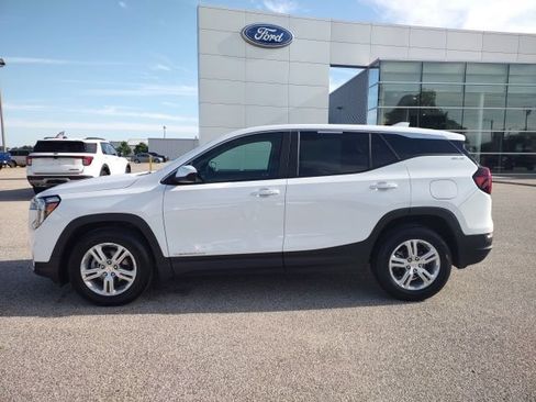 Used 2024 GMC Terrain SLE FWD image 2