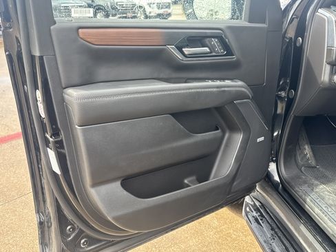 Used 2025 GMC Yukon Denali AWD/4WD image 3