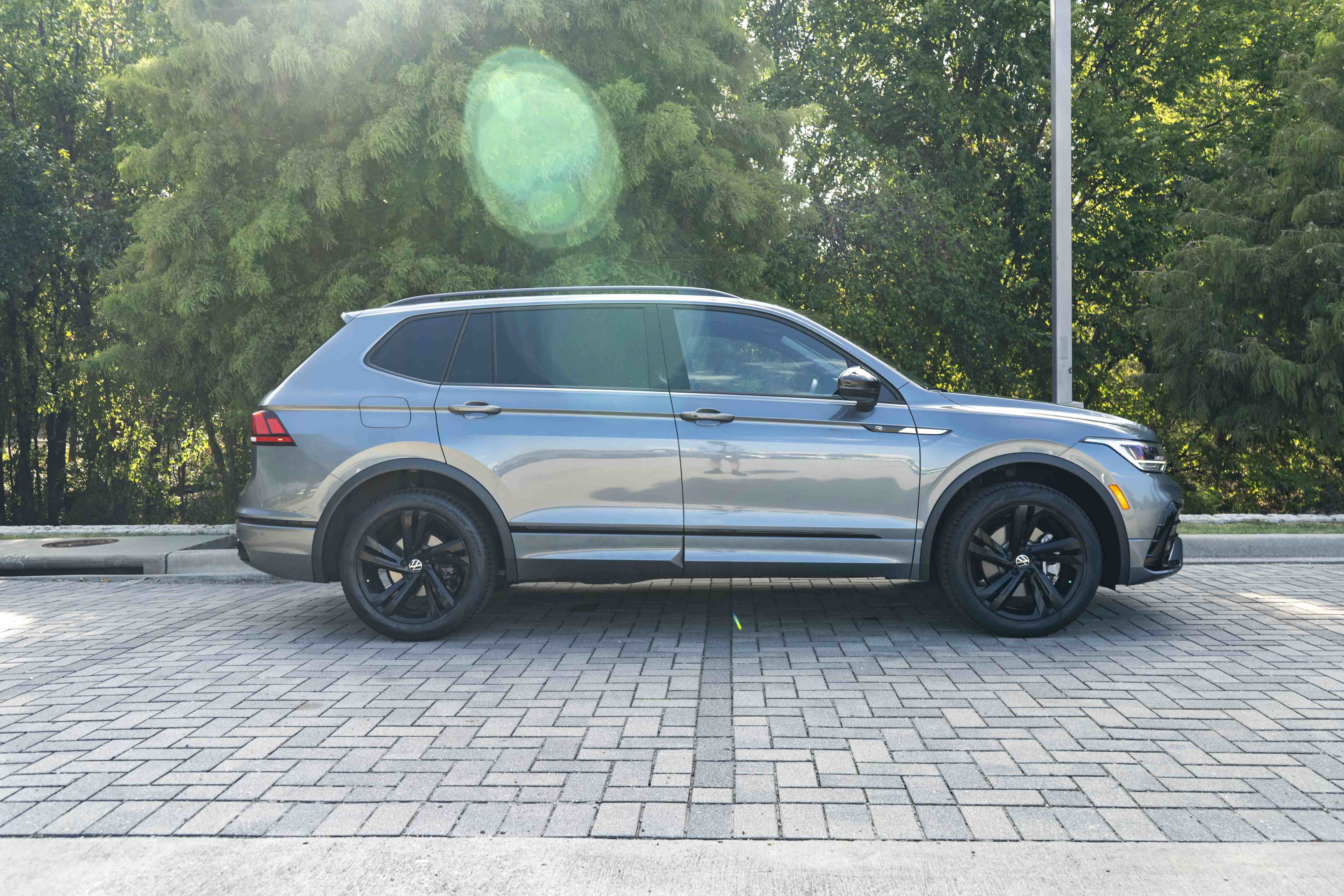 Certified 2024 Volkswagen Tiguan SE R-Line AWD/4WD image 9
