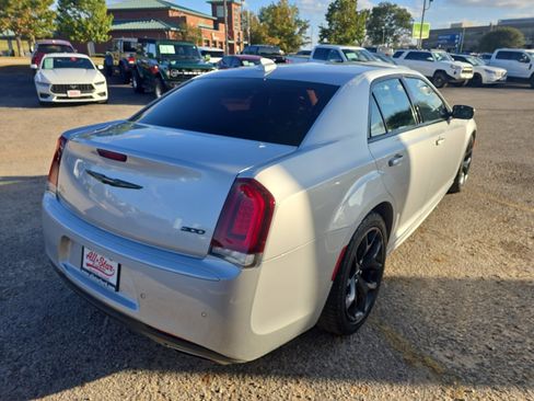 Used 2022 Chrysler 300 Touring L w/ Comfort Group image 5