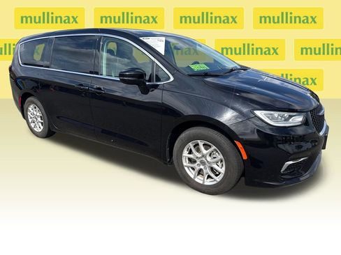 Used 2024 Chrysler Pacifica Touring-L FWD image 1