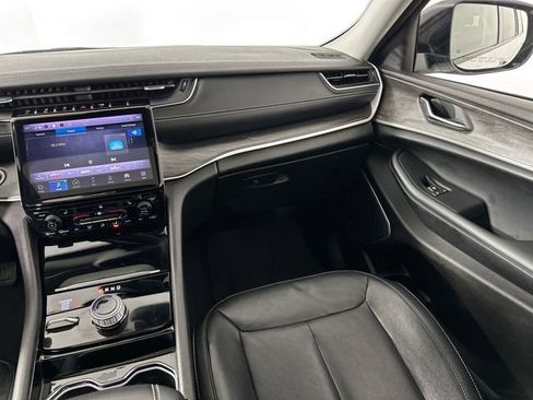 Used 2022 Jeep Grand Cherokee L Limited w/ Black Appearance Package image 28