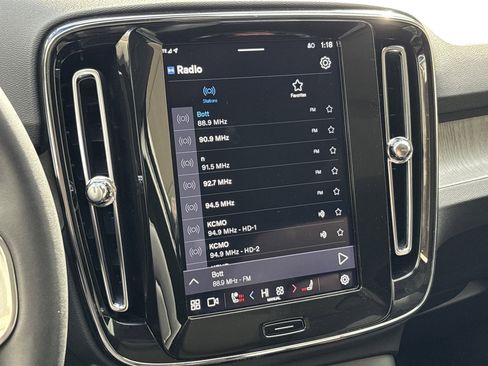 Used 2025 Volvo XC40 B5 Plus image 23