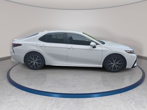 Used 2023 Toyota Camry SE FWD image 4