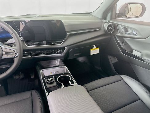 New 2026 Chevrolet Equinox LT w/ Convenience Package II AWD/4WD image 16