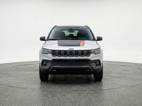 Used 2025 Jeep Compass Trailhawk w/ Trailer Tow Group AWD/4WD image 2