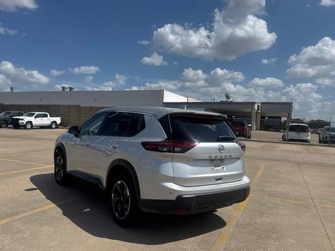 Certified 2025 Nissan Rogue SV FWD image 17