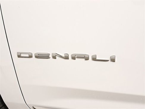 Used 2024 GMC Yukon XL Denali image 9