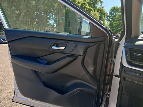Used 2025 Nissan Rogue SV FWD image 32