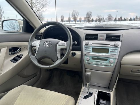 Used 2009 Toyota Camry Hybrid Sedan 4D image 2