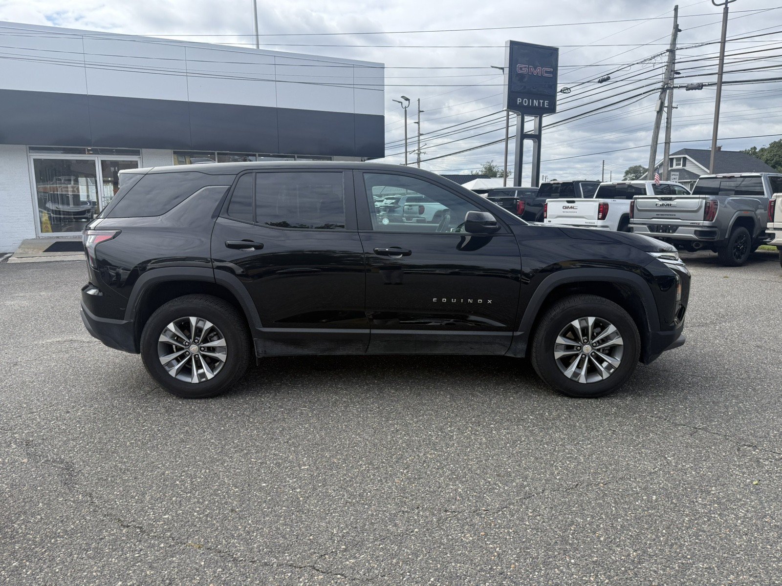 Used 2026 Chevrolet Equinox LT FWD image 2