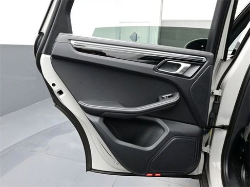 Certified 2023 Porsche Macan image 13