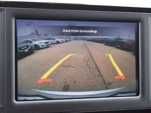 Used 2023 Chrysler Voyager LX image 33