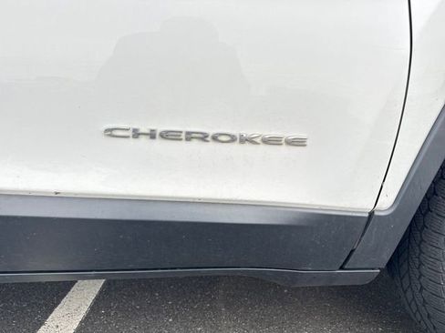 Used 2019 Jeep Cherokee Limited image 17