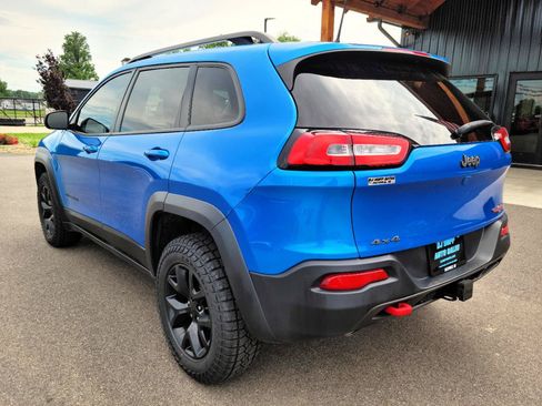 Used 2017 Jeep Cherokee Trailhawk w/ Cold Weather Group AWD/4WD image 6