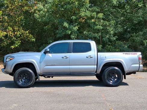 Used 2020 Toyota Tacoma TRD Sport AWD/4WD image 2
