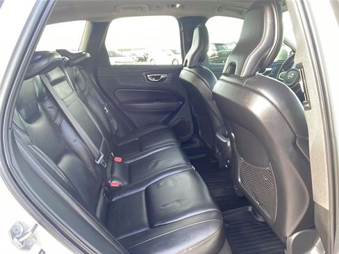 Used 2019 Volvo XC60 T5 Momentum w/ Premium Package image 16