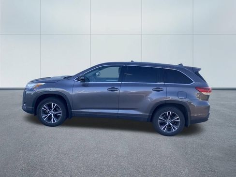 Used 2017 Toyota Highlander Plus AWD/4WD image 7